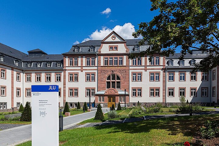 Das Lehr- und Dekanatsgebäude Alte Chirurgie auf dem Campusbereich Seltersberg/ Medizin